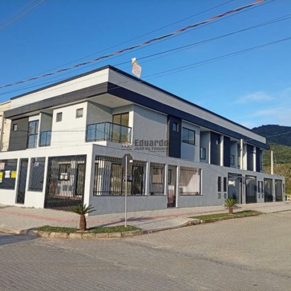 SOBRADO GEMINADO COM 03 SU�TES