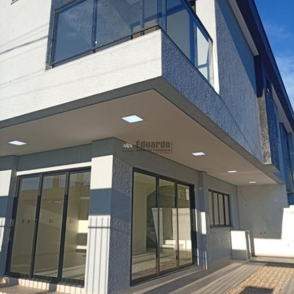 SOBRADO GEMINADO COM 03 SU�TES