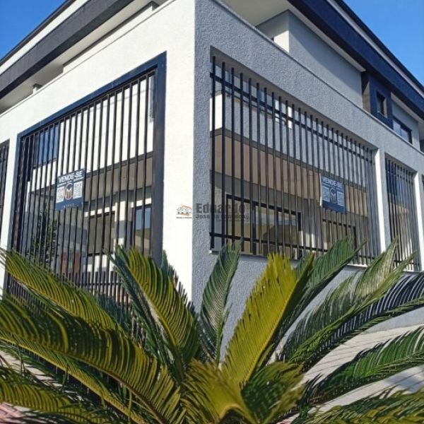 SOBRADO GEMINADO COM 03 SU�TES