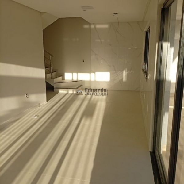 SOBRADO GEMINADO COM 03 SU�TES