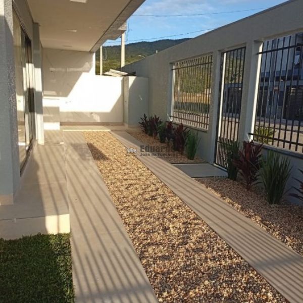 SOBRADO GEMINADO COM 03 SU�TES