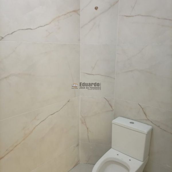 SOBRADO GEMINADO COM 03 SU�TES