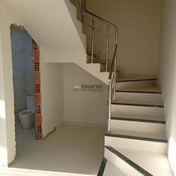 SOBRADO GEMINADO COM 03 SU�TES