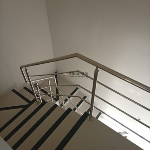 SOBRADO GEMINADO COM 03 SU�TES