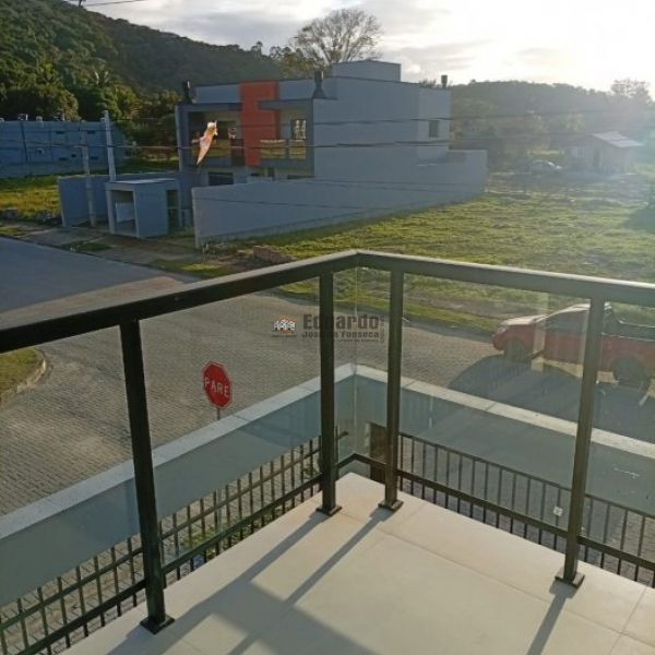 SOBRADO GEMINADO COM 03 SU�TES