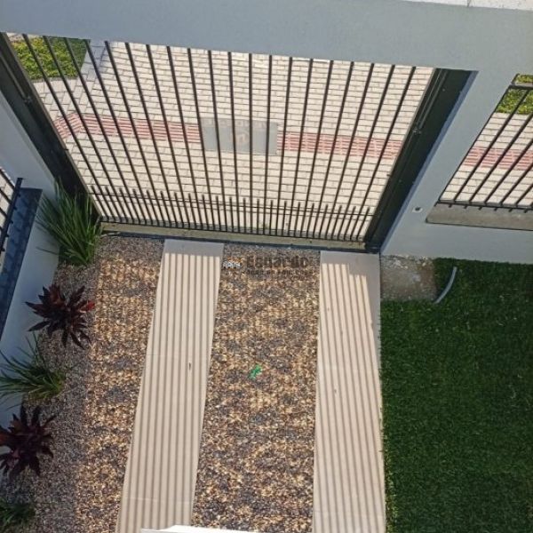 SOBRADO GEMINADO COM 03 SU�TES