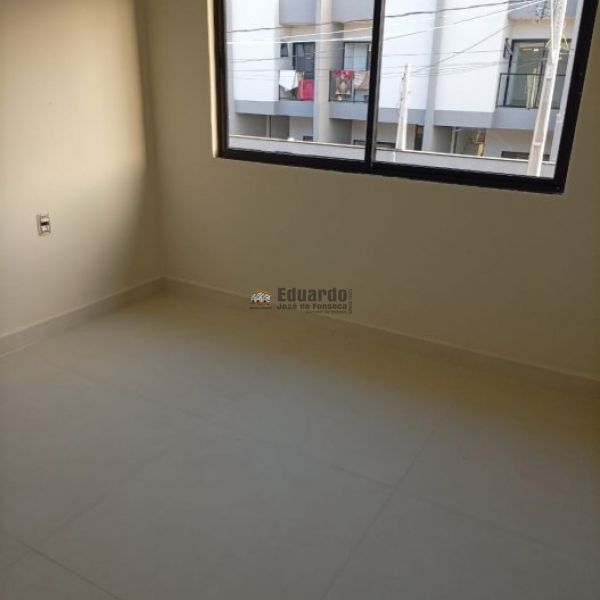 SOBRADO GEMINADO COM 03 SU�TES