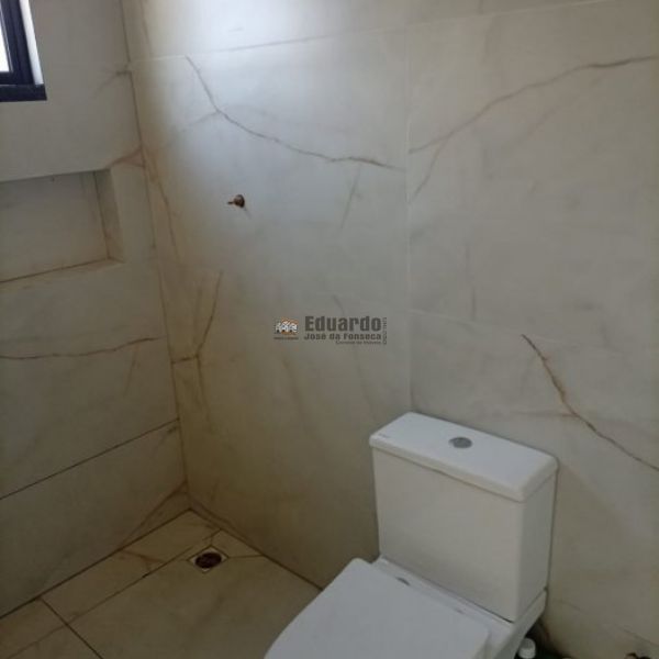 SOBRADO GEMINADO COM 03 SU�TES