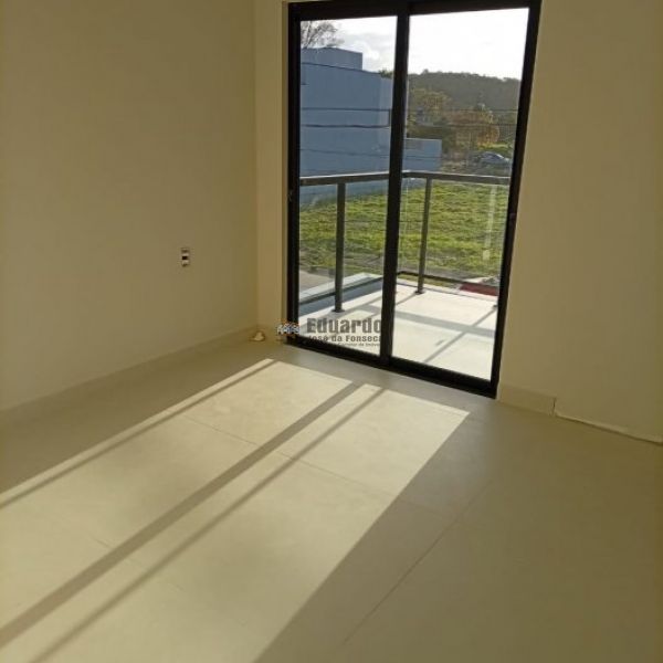 SOBRADO GEMINADO COM 03 SU�TES