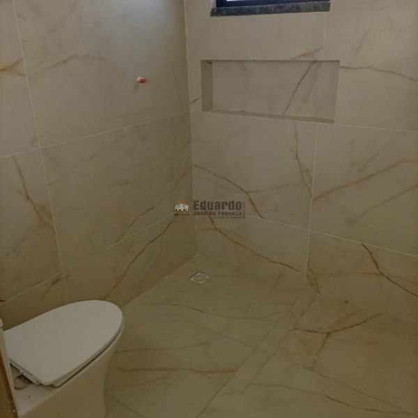 SOBRADO GEMINADO COM 03 SU�TES