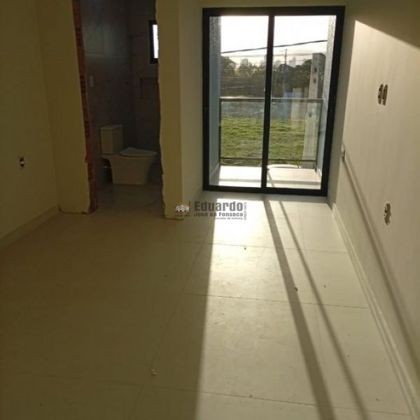 SOBRADO GEMINADO COM 03 SU�TES