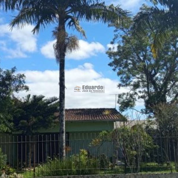 CASA COM AMPLO JARDIM EM PORTO BELO.
