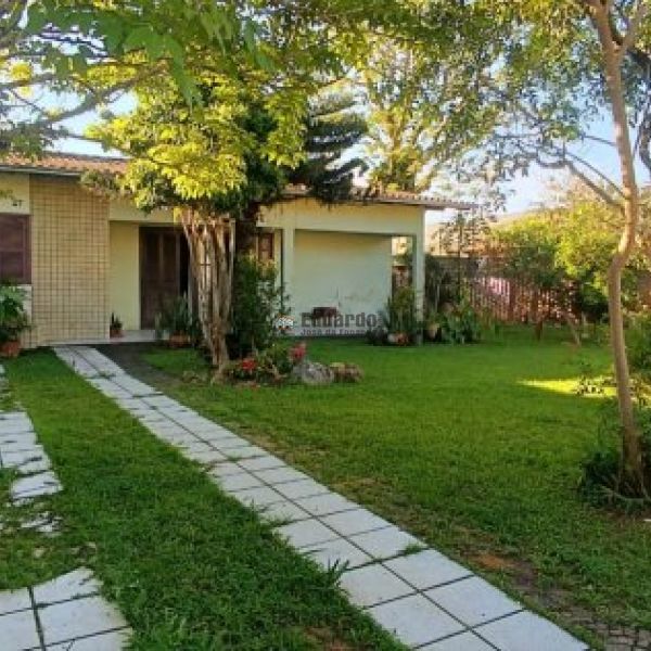 CASA COM AMPLO JARDIM EM PORTO BELO.