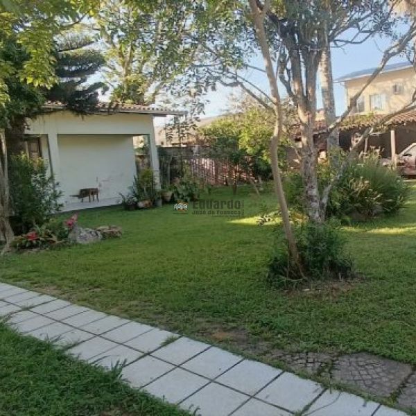 CASA COM AMPLO JARDIM EM PORTO BELO.