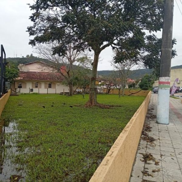 EXCELENTE TERRENO CENTRO DE PORTO BELO.