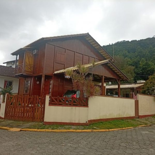 CASA ESTILO SOBRADO EM MADEIRA 