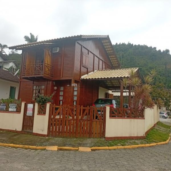CASA ESTILO SOBRADO EM MADEIRA 