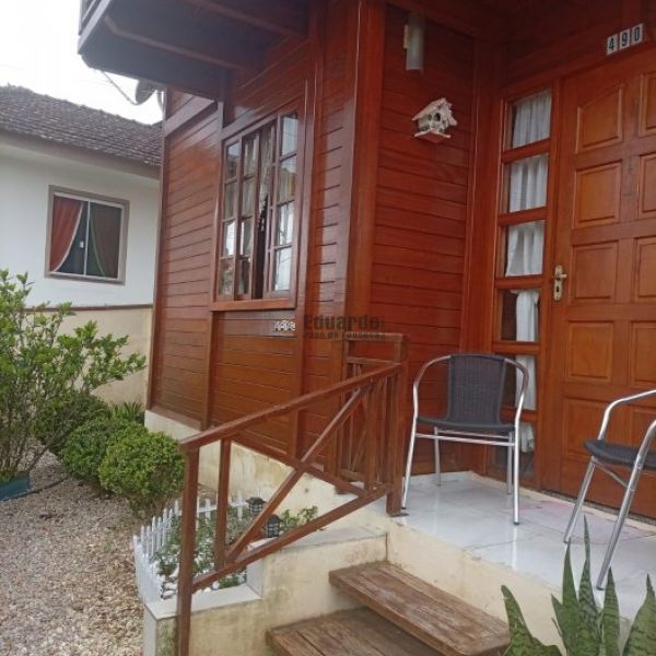 CASA ESTILO SOBRADO EM MADEIRA 