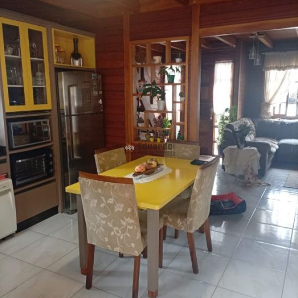 CASA ESTILO SOBRADO EM MADEIRA 