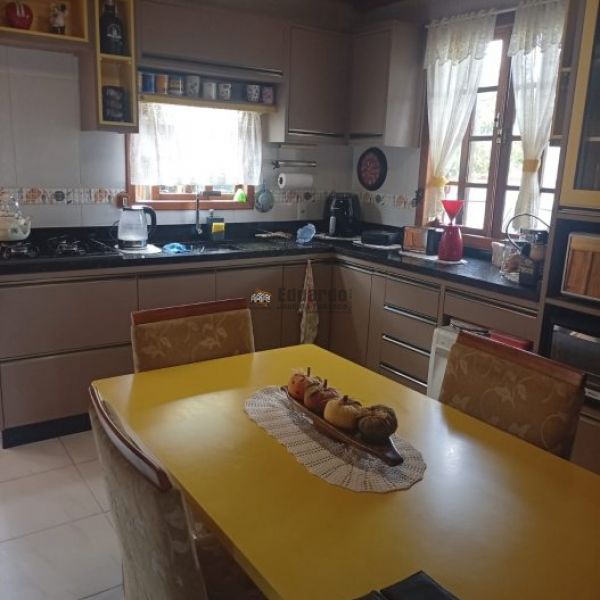 CASA ESTILO SOBRADO EM MADEIRA 