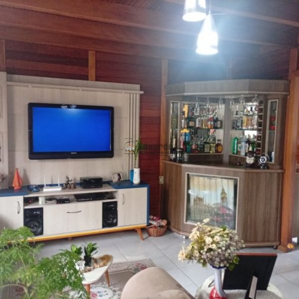 CASA ESTILO SOBRADO EM MADEIRA 