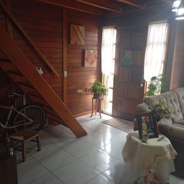 CASA ESTILO SOBRADO EM MADEIRA 