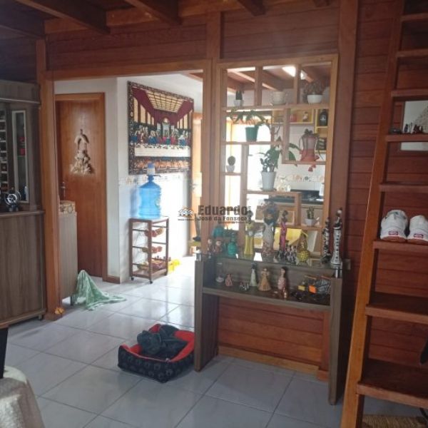 CASA ESTILO SOBRADO EM MADEIRA 