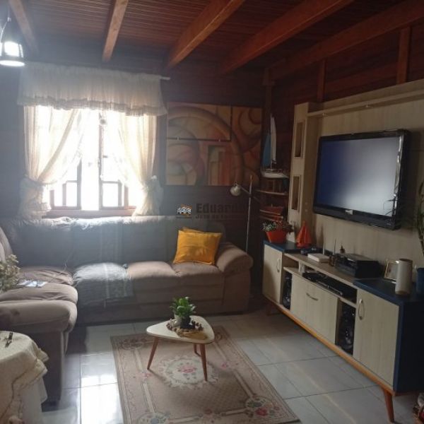 CASA ESTILO SOBRADO EM MADEIRA 