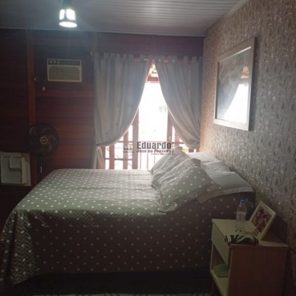 CASA ESTILO SOBRADO EM MADEIRA 