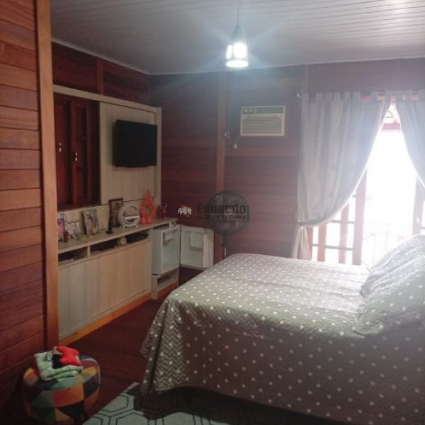 CASA ESTILO SOBRADO EM MADEIRA 
