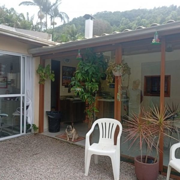 CASA ESTILO SOBRADO EM MADEIRA 