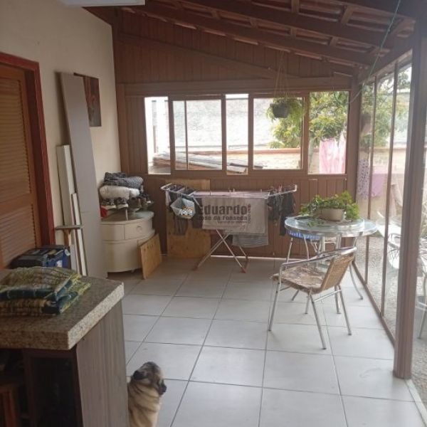 CASA ESTILO SOBRADO EM MADEIRA 