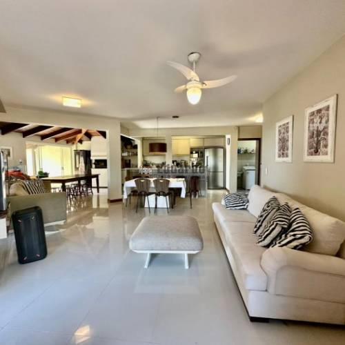 CASA COM 4 DORM.EM BOMBINHAS 
