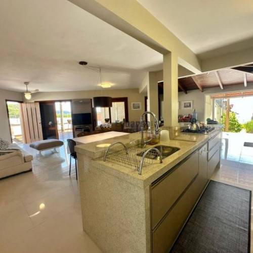 CASA COM 4 DORM.EM BOMBINHAS 