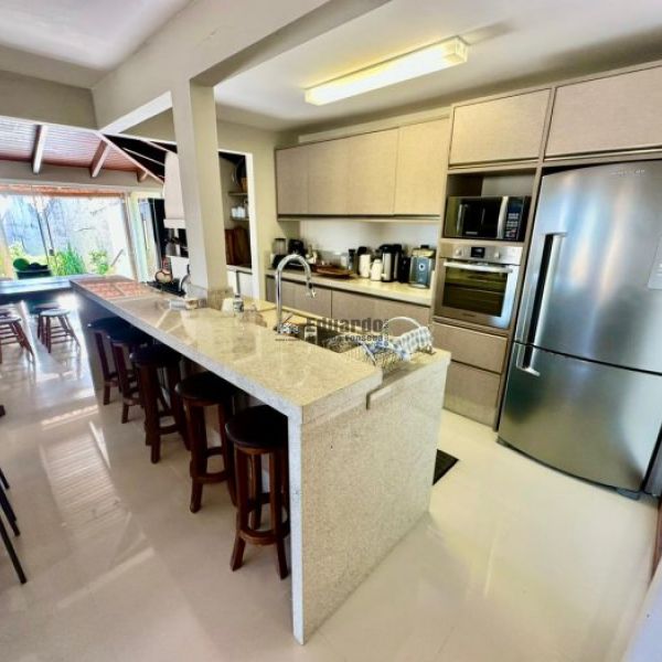 CASA COM 4 DORM.EM BOMBINHAS 