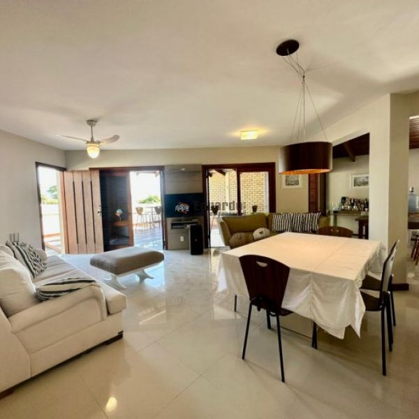 CASA COM 4 DORM.EM BOMBINHAS 