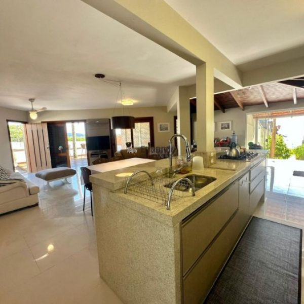 CASA COM 4 DORM.EM BOMBINHAS 