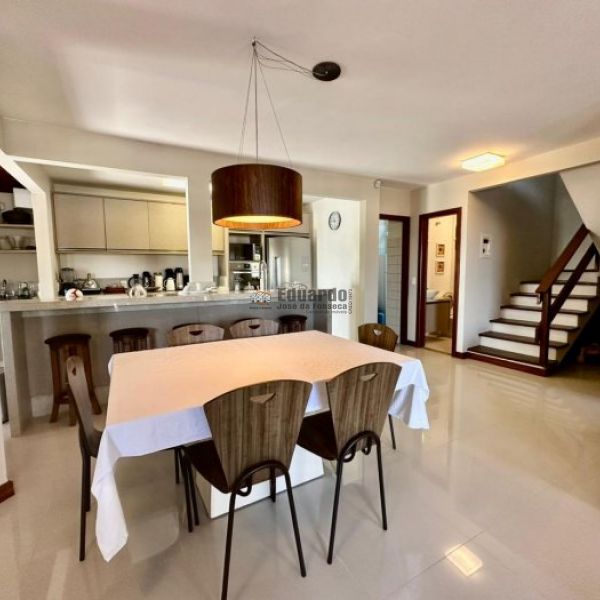 CASA COM 4 DORM.EM BOMBINHAS 