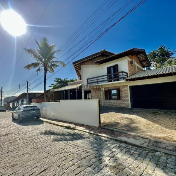 CASA COM 4 DORM.EM BOMBINHAS 