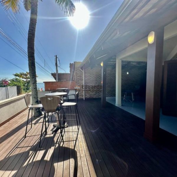 CASA COM 4 DORM.EM BOMBINHAS 