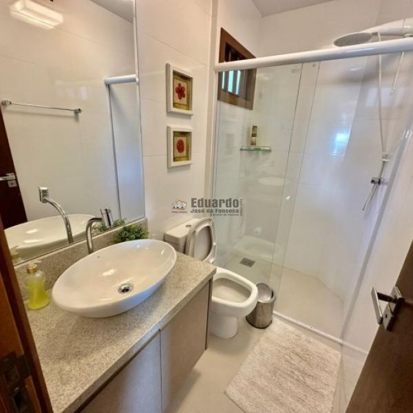 CASA COM 4 DORM.EM BOMBINHAS 