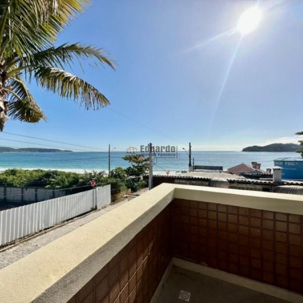 CASA COM 4 DORM.EM BOMBINHAS 