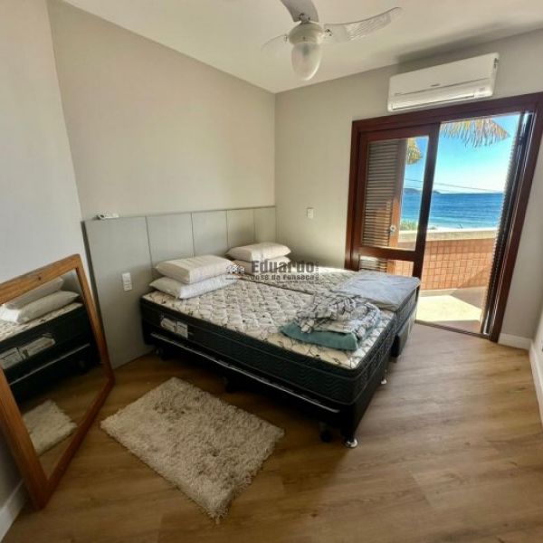 CASA COM 4 DORM.EM BOMBINHAS 