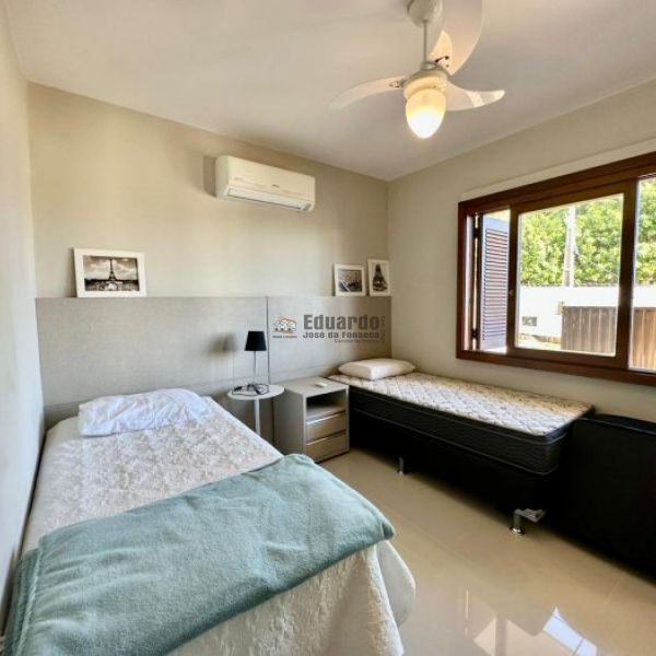 CASA COM 4 DORM.EM BOMBINHAS 