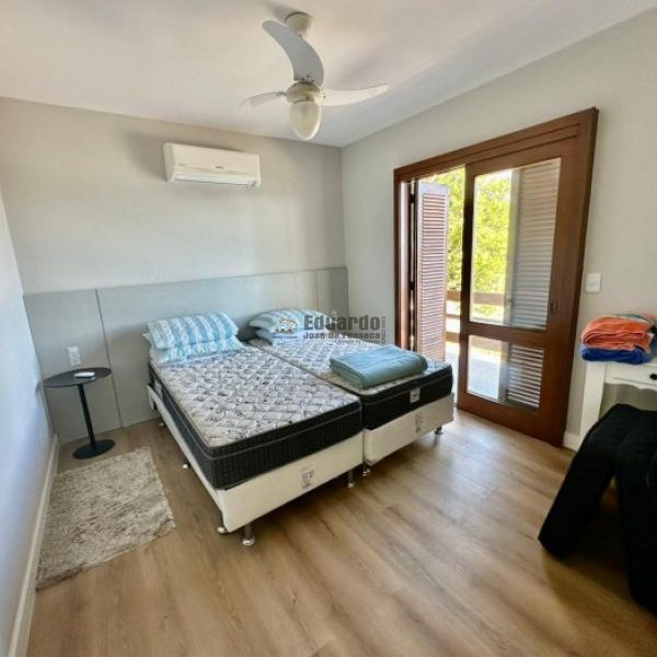 CASA COM 4 DORM.EM BOMBINHAS 