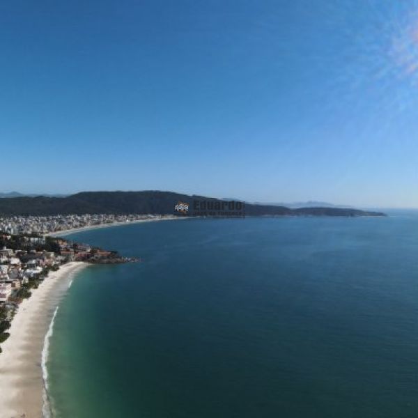 CASA COM 4 DORM.EM BOMBINHAS 