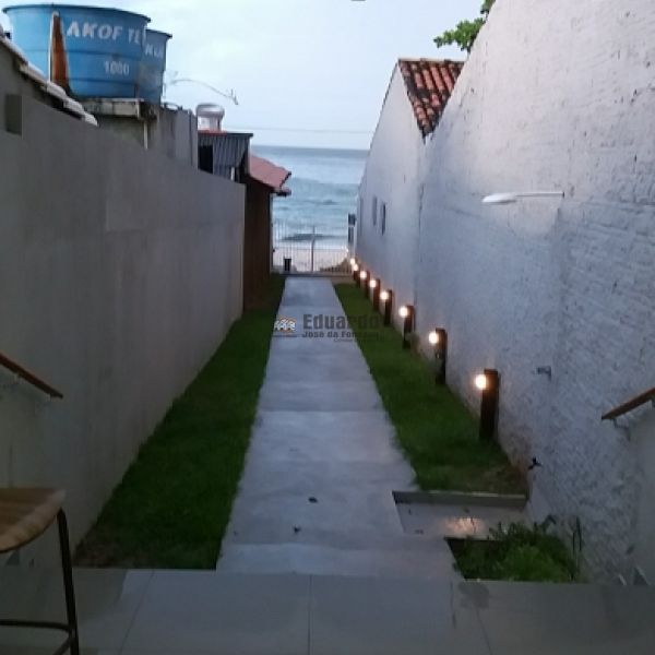 CASA COM 4 DORM.EM BOMBINHAS 