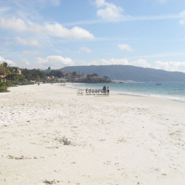 CASA COM 4 DORM.EM BOMBINHAS 