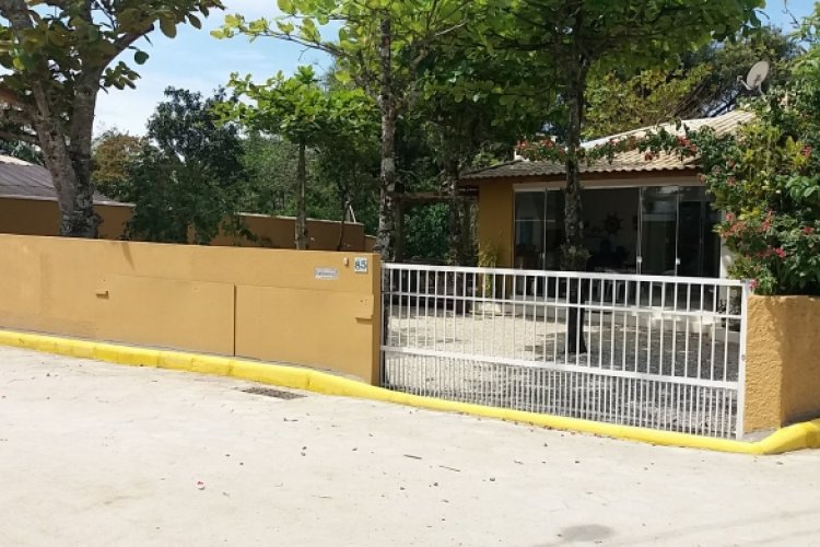 CASA NO CENTRO DE PORTO BELO A POUCOS METROS DO MA