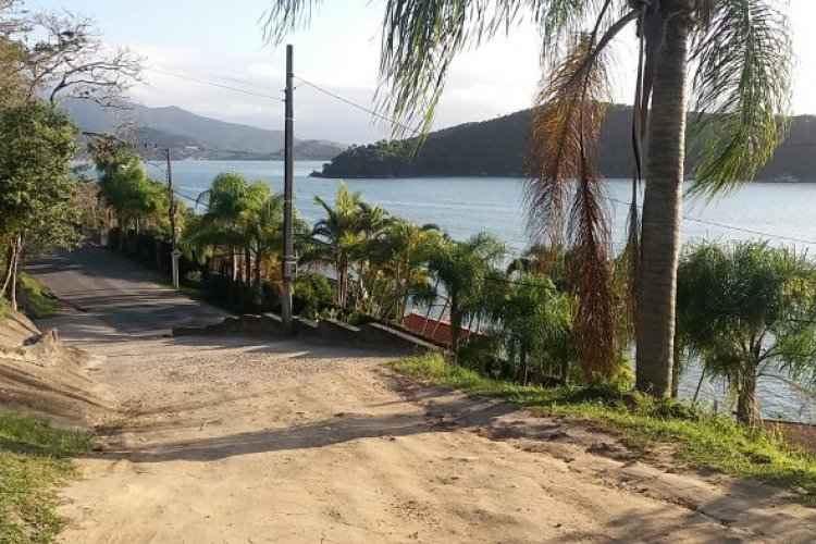 TERRENO COM VISTA PARA O MAR 